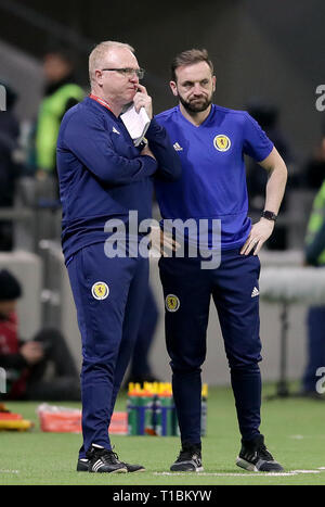 Scozia responsabile Alex McLeish (sinistra) e l'assistente James McFadden (a destra) durante UEFA EURO 2020 QUALIFICA, I Gruppo corrispondono ad Astana Arena. Foto Stock