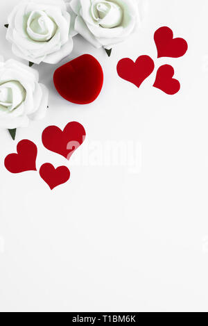 Serie verticale fino da cuori rossi, rose bianche e confezione decorativa per anello di fidanzamento, tutti su sfondo bianco con copia spazio. Happy Valentines. Amore c Foto Stock