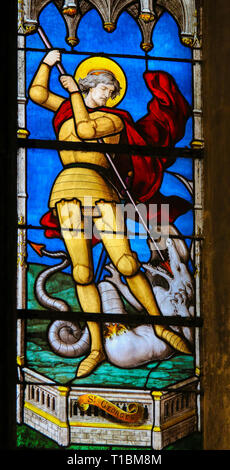 Vetro colorato nella chiesa di Saint Severin, Quartiere Latino, Parigi, Francia, raffigurante San Giorgio che uccide il drago Foto Stock