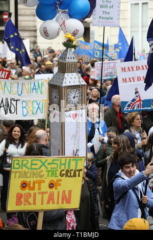 Migliaia di manifestanti Anti-Brexit marzo a Londra per protestare per un voto popolare sul risultato del referendum Brexit, London, England Regno Unito Foto Stock