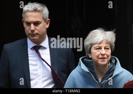 Segretario Brexit Stephen Barclay e il Primo Ministro Theresa può lasciare 10 Downing Street, Londra dopo una riunione del gabinetto. Foto Stock