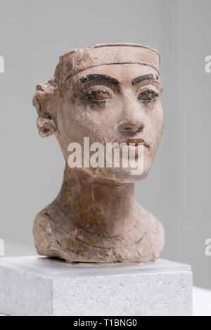 Berlino. Germania. Antica egiziana busto di un re. Neues Museum. Nuovo Regno Periodo, XVIII dinastia, ca. 1335 BC. Il busto di calcare con re Foto Stock