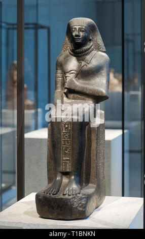 Berlino. Germania. Egiziana antica statua seduto di uomini-techenu, fanbearer del re, Neues Museum. Nuovo Regno Periodo, regno di Thutmosi III, Dynast Foto Stock