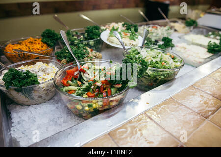 La cucina greca sfondo. Insalata greca, assortimento di feta, olive e ortaggi. I piatti greci tradizionali. Spazio per il testo. Cibo per condividere Foto Stock