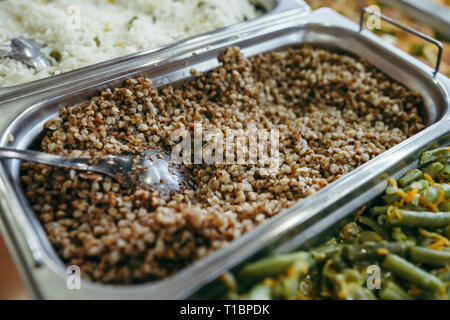 Tabella per banchetti con riscaldatore piatto, in sala da pranzo Foto Stock