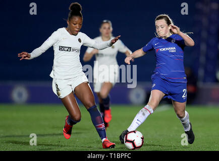 Chelsea donna Erin Cuthbert in azione con Paris Saint-Germain donna grazia Geyoro durante il femminile UEFA Champions League quarti di finale prima gamba corrispondono al Cherry Red Records Stadium, Londra. Foto Stock