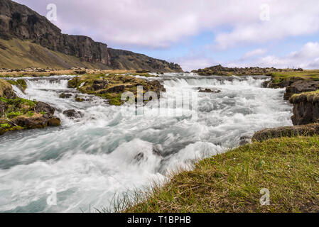 Una lunga esposizione del fiume Fossálar rapids nel sud dell'Islanda. Foto Stock