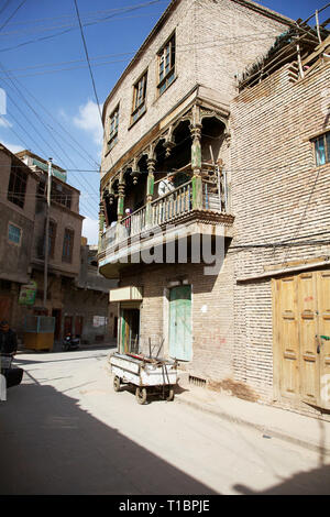 Edificio tradizionale, vista sulla strada della citta' vecchia, Kashgar, la Regione Autonoma Xinjiang, la Cina. Foto Stock