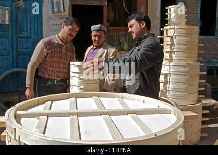 Officina esterna del cestino, vendendo i cestelli fumanti di bambù. Città vecchia di Kashgar, regione autonoma di Xinjiang, Cina. Foto Stock