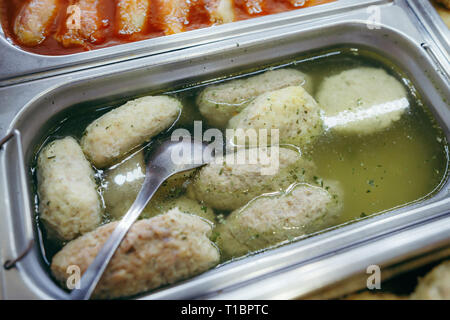 Tabella per banchetti con riscaldatore piatto, in sala da pranzo Foto Stock