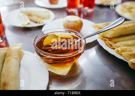 Frittelle di formaggio sono serviti con miele su una piastra bianca Foto Stock