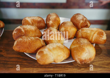 Fresche dolci panini con la marmellata. Foto Stock