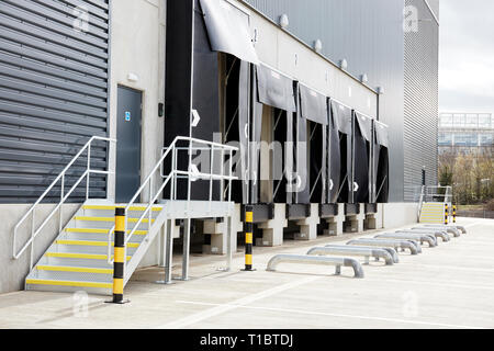 La baia di caricamento in corrispondenza del magazzino del centro di distribuzione Foto Stock