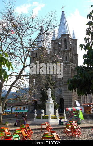 Basilica dell Immacolata Concezione di Maria la Chiesa nella piazza principale di Jardin, Antioquia Distretto di Colombia, costruita di pietra tagliata a mano in stile neogotico Foto Stock