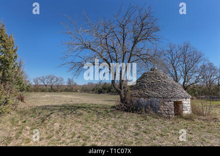 Tradizionale capanna di pietra kazun in Istria in primavera Foto Stock