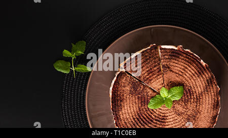 Alimentare il concetto di dessert fatti in casa torta banoffee su sfondo nero Foto Stock