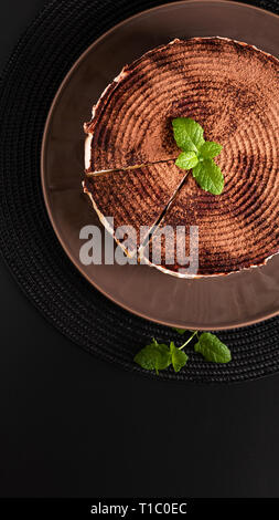 Alimentare il concetto di dessert fatti in casa torta banoffee su sfondo nero Foto Stock