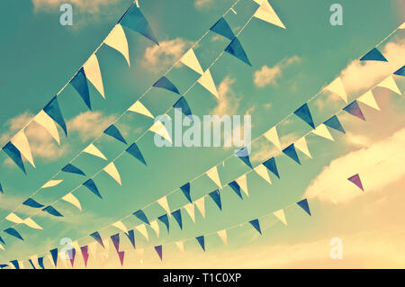 Festive blu e bianco ghirlande, vintage summer party sfondo cielo Foto Stock