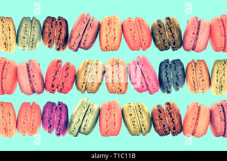 Righe colorate macarons su vintage menta sfondo pastello Foto Stock