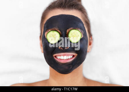 Immagine della donna felice avente in viso spa salone Foto Stock