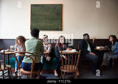 Gruppo di diversi amici di bere caffè insieme in un cafe Foto Stock