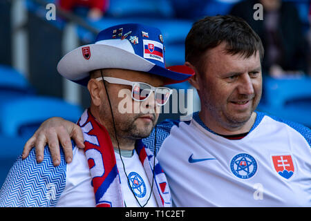 Ventole slovacco avanti di kick off. Il Galles v Slovacchia UEFA EURO 2020 il qualificatore a Cardiff City Stadium. Foto Stock