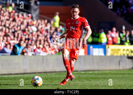 Connor Roberts del Galles in azione contro la Slovacchia. Il Galles v Slovacchia UEFA EURO 2020 il qualificatore a Cardiff City Stadium. Foto Stock