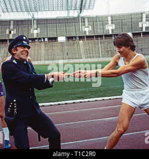 Nonsens Nonstop, Comedyserie, Deutschland 1975 - 1980, Regie: Heinz Liesendahl, Folge: 'Didi als Polizist', Darsteller: Dieter Hallervorden Foto Stock