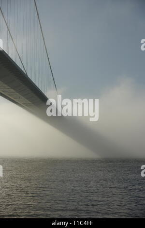 Humber Bridge, single-span sospensione ponte nella nebbia Foto Stock