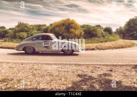 PORSCHE 356 1500 super 1953 su una vecchia macchina da corsa nel rally Mille Miglia 2018 il famoso storico italiano della gara (1927-1957) Foto Stock