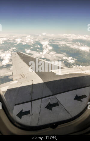 Pittoresca vista dall'aereo Finestra sul Cielo e nubi durante il volo. Foto dal viaggio in piano su vacanze estive. Foto Stock