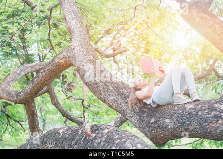 Giovane donna relax nel parco naturale. Studen in vacanza e vacanze estate in giardino. Foto Stock