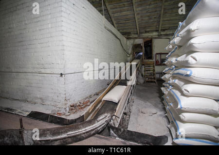 Il tema della produzione e della trasformazione. Meccanismi alla old low-tech impianto per la produzione di granella. Tempi di fabbrica dell'Unione Sovietica. Trasporti Foto Stock