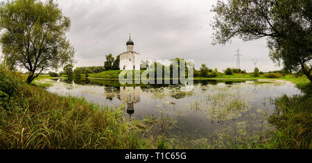 La Chiesa di intercessione della Santa Vergine sul fiume Nerl Foto Stock