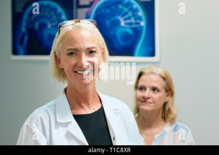 Ritratto di donna felice sorridente lavorando come medico in ospedale Foto Stock