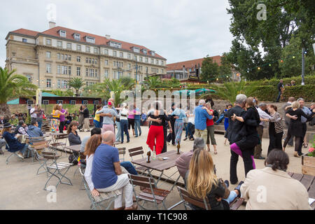 La gente ballare salsa all'aperto in piazza della città su uno dei molti eventi estivi di Berlino in Germania il 28 settembre, 2016. Foto Stock