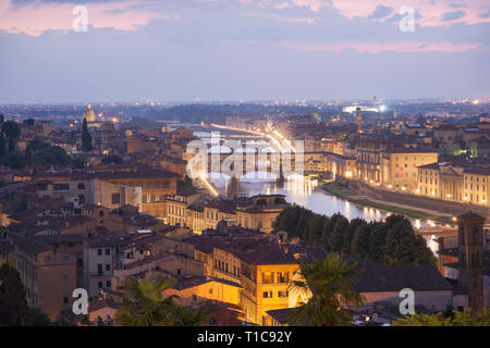 Vista in elevazione su Firenze verso il Ponte Vecchio ponte che attraversa il fiume Arno al tramonto. Foto Stock