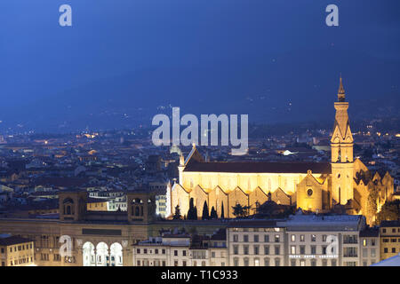 Vista in elevazione su Firenze verso la Basilica di Santa Croce al tramonto. Foto Stock