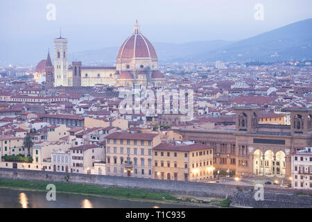 Vista in elevazione su Firenze verso il Campanile di Giotto all'alba. Foto Stock