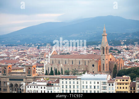 Vista in elevazione su Firenze verso la Basilica di Santa Croce al tramonto. Foto Stock