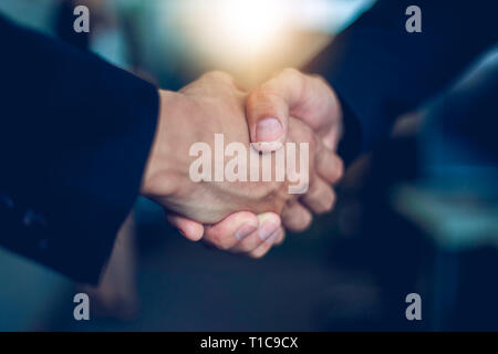 Due Business handshake il loro accordo per firmare il contratto Foto Stock