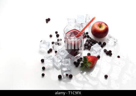 Cocktail di frutta rinfrescante succo di sana dieta. Bevanda fredda. Foto Stock