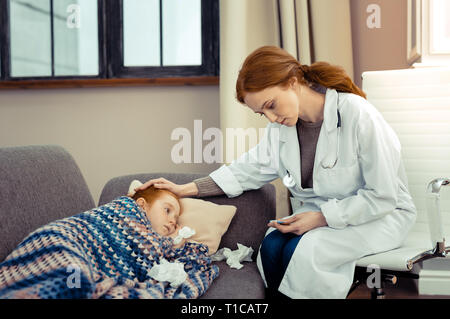 Nizza medico grave preoccupante circa il suo paziente Foto Stock