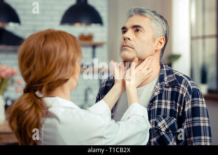 Nizza uomo maturo tenendo la sua testa in alto Foto Stock