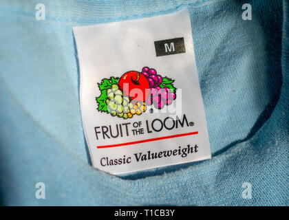 Fruit of the Loom Logo all'interno di un capo di abbigliamento, frutto del telaio è un americano produttore di abbigliamento fondata nel 1851. Foto Stock