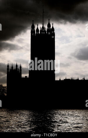 Londra, la Casa del Parlamento, il Palazzo di Westminster è momenterally avvolto in una nuvola come Parlamento dibattito BREXIT ancora una volta. Foto Stock