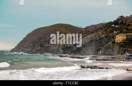 A Levanto - a marzo, 31, 2018 , la spiaggia di Levanto con mare ondeggiante in cinque terre parco della Liguria in Italia Foto Stock