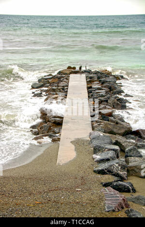 A Levanto - a marzo, 31, 2018 , la spiaggia di Levanto con mare ondeggiante in cinque terre parco della Liguria in Italia Foto Stock