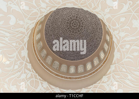 Emirati arabi uniti/ABUDHABI - 15 DEZ 2018 - soffitto artigianale dalla grande Moschea di Abu Dhabi. Emirati arabi uniti Foto Stock