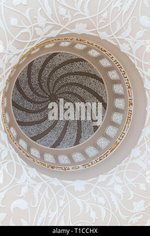 Emirati arabi uniti/ABUDHABI - 15 DEZ 2018 - soffitto artigianale dalla grande Moschea di Abu Dhabi. Emirati arabi uniti Foto Stock